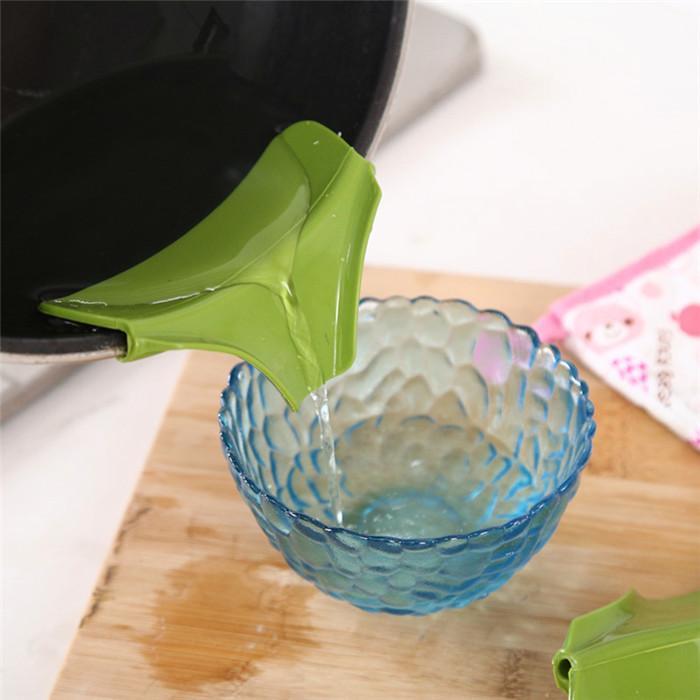 Creative Anti-spill Silicone Slip On Pour Soup Spout